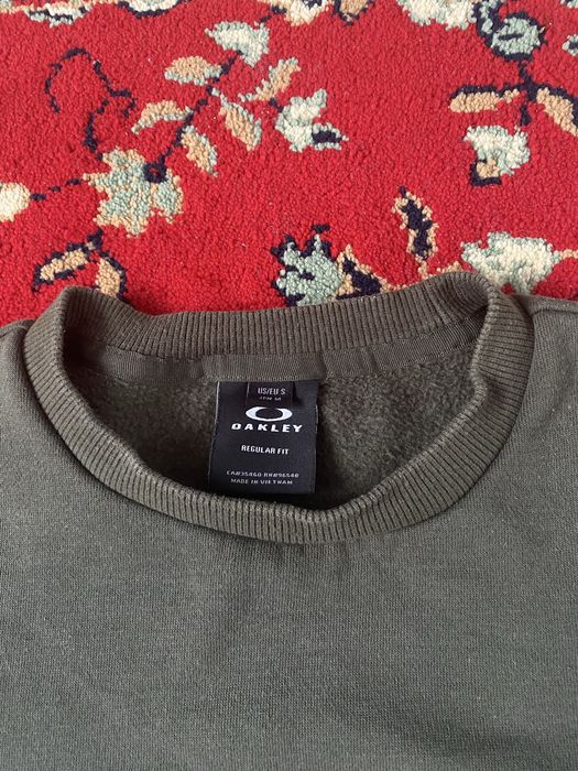 Оливковий світшот Oakley.