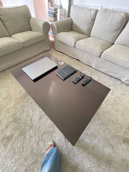 2 sofas, tapete e mesa de centro de 3 lugares