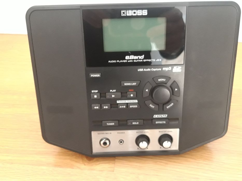 Boss eBand JS 8 audio player with guitar effects