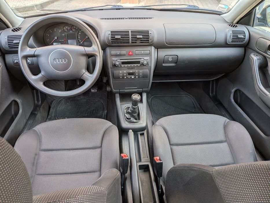 Audi A3 1.6i Atraction 102 CV 02