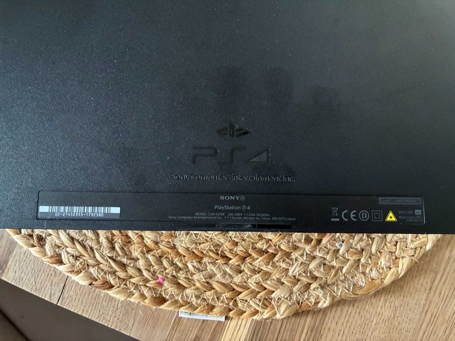 Konsola PS4 1TB + 2 pady