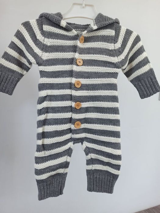 Теплый вязанный человечек с капюшоном