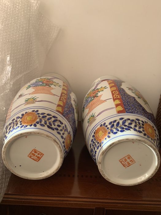 Belo Par de Grandes Jarrões em Porcelana Chinesa Policromados ,Marcad