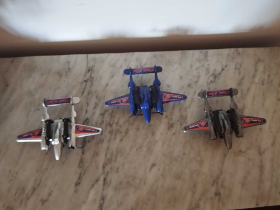 3 aviões de plástico