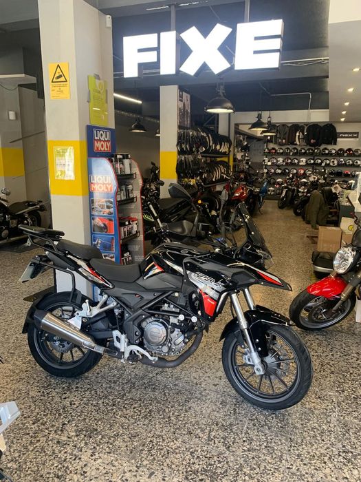 Benelli TRK 251 de 2021 com Top case e Malas Laterais. 3357 Kms