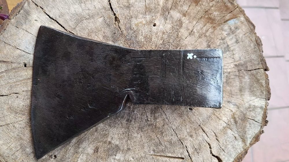 Kuta siekiera z puncą, sygnowana, ciężka, kuta