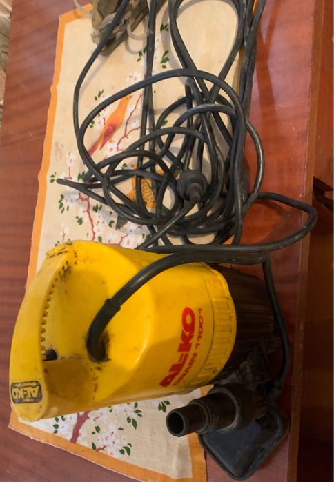 Насос та шланг для відкачування води та поливу