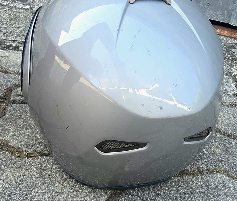 Capacete cinzento