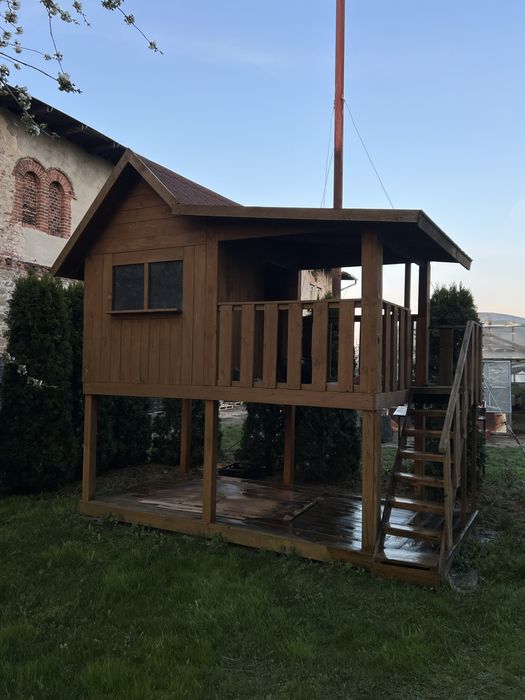 Drewniany domek dla dzieci