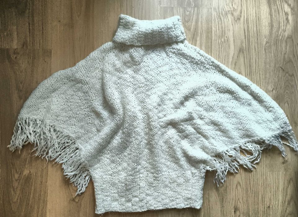 Biało/ecru poncho z frędzlami Divided (H&M), rozmiar S-L