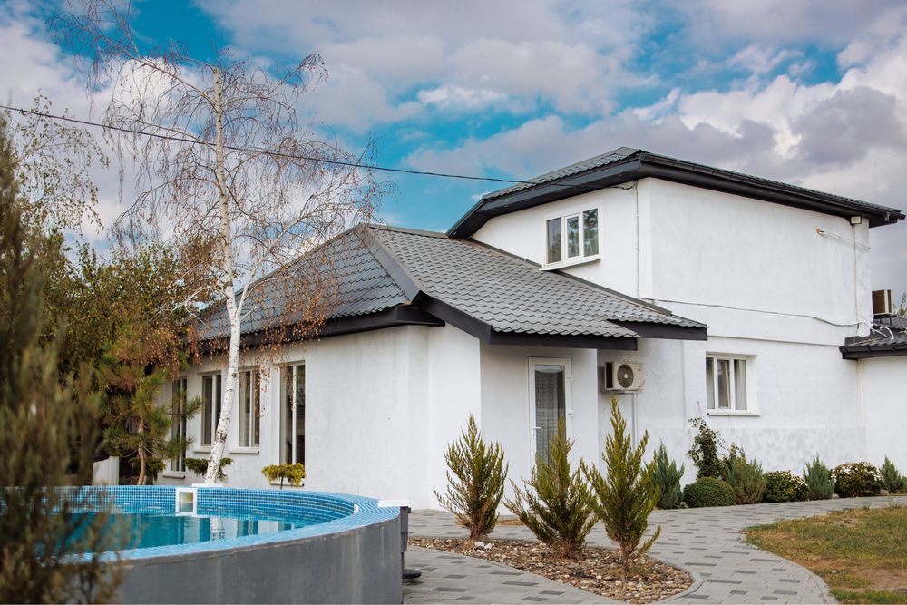 Подобова оренда великого будинку за містом з басейном з підігрівом