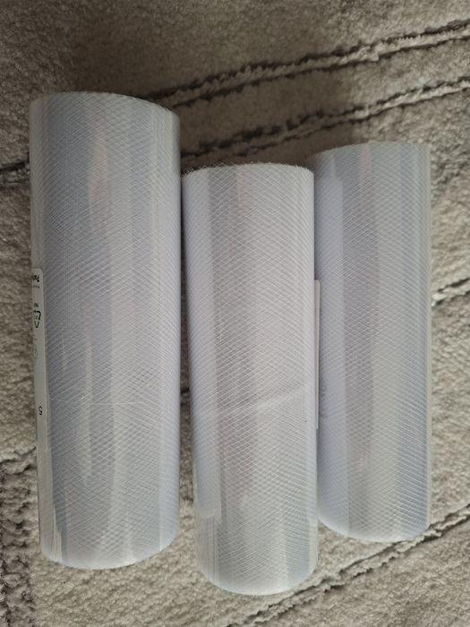 Białe tiule i satynowe wstążki.