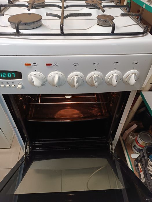 Kuchnia gazowo - elektryczna w dobrym stanie.