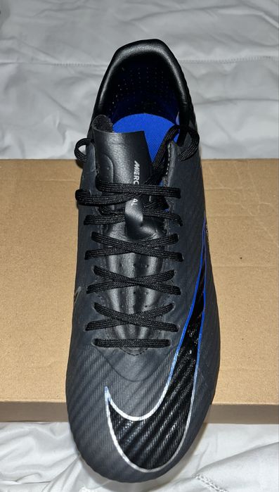 Chuteiras com brinde de uma tshirt e caneleiras