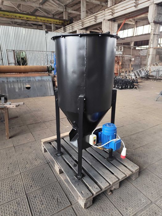 Кормозмішувач вертикальний на 200 літрів