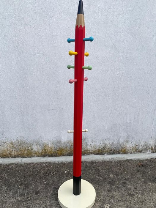 Cabide em forma de lapis, em madeira maciça.