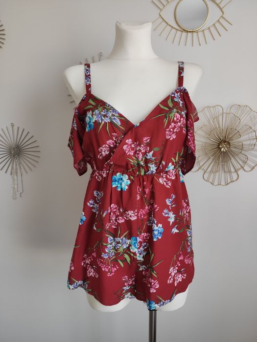 Czerwony kombinezon w kwiaty floral odkryte ramiona