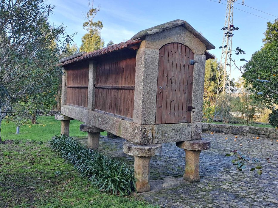 Espigueiro em pedra, excelente estado.