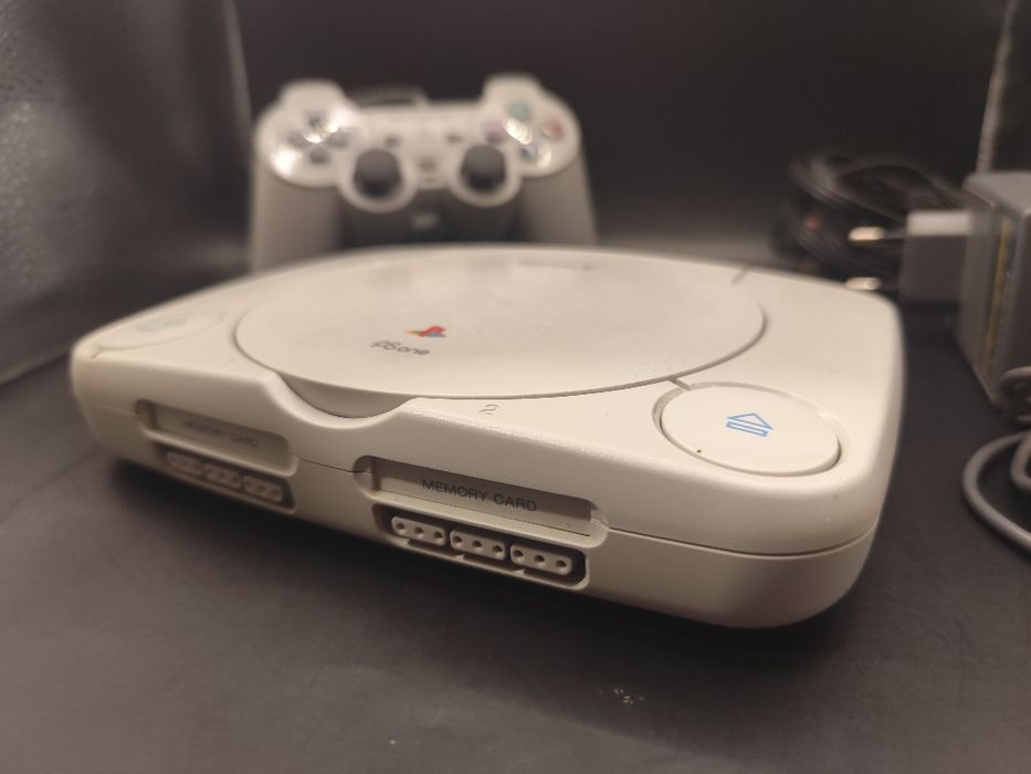 Consola PS One (Sony PlayStation 1 Slim) + Comando + Cabos