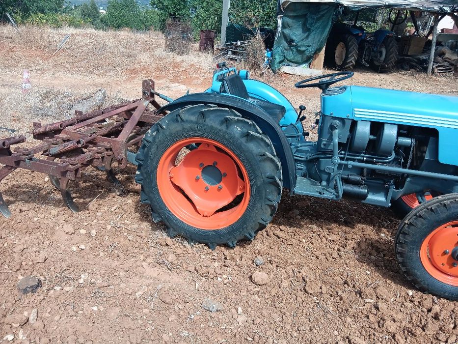 Trator echer com documentos.