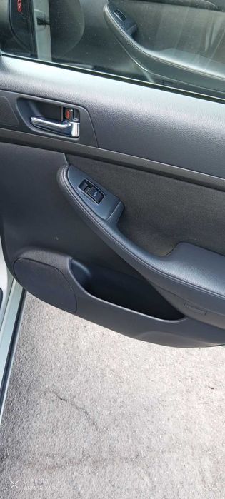 Тойота Авенсіс Т25