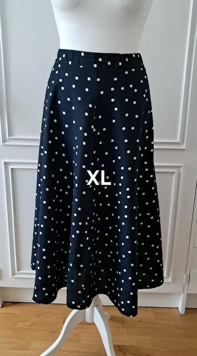 Granatowa spódnica w białe groszki kloszowa