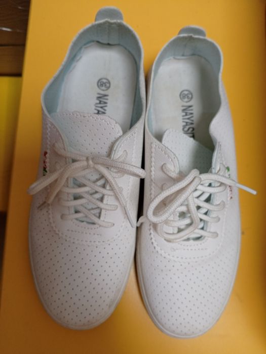 Білі жіночі кеди