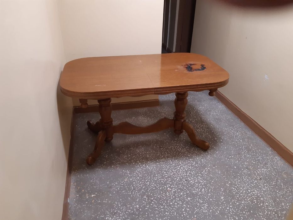 Stół duży do salonu ze skazą