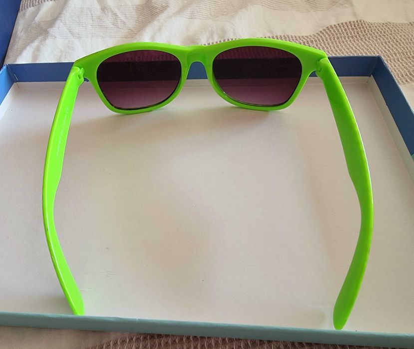 Óculos de sol verdes e cinzentos