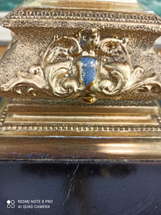 Antyczny krucyfiks z alabastrem w szklanej kopule