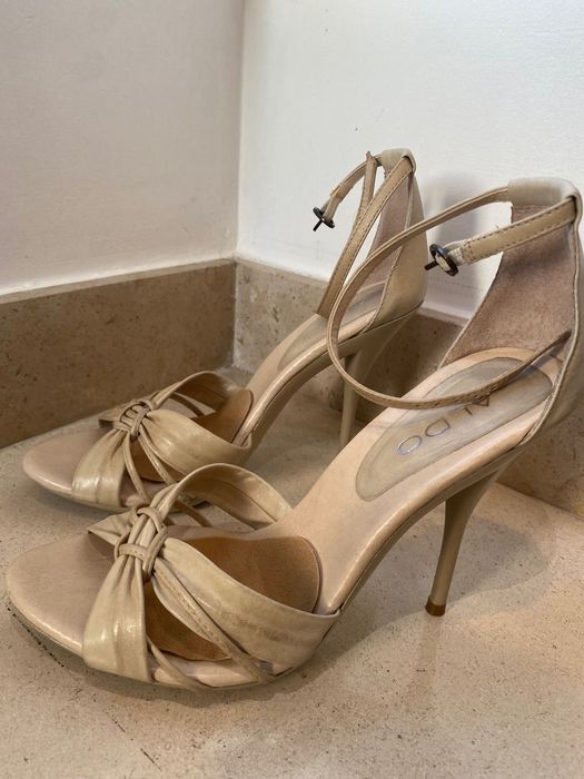 Sandálias novas de salto alto lindas e elegantes