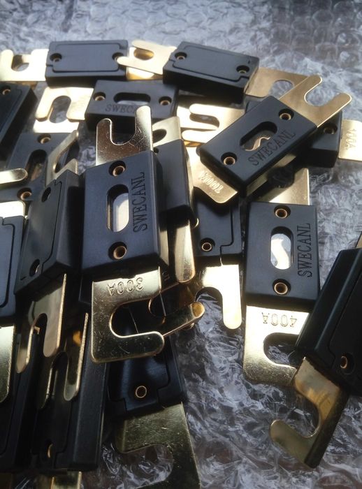 Держатель предохранителя и плавкие вставки пост. тока, предохранители