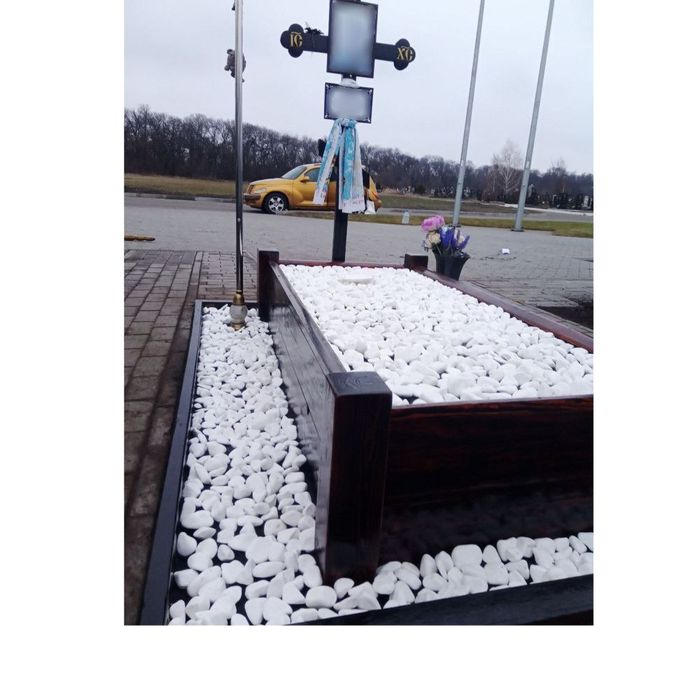 Надгробки під замовлення..А також квітів ..