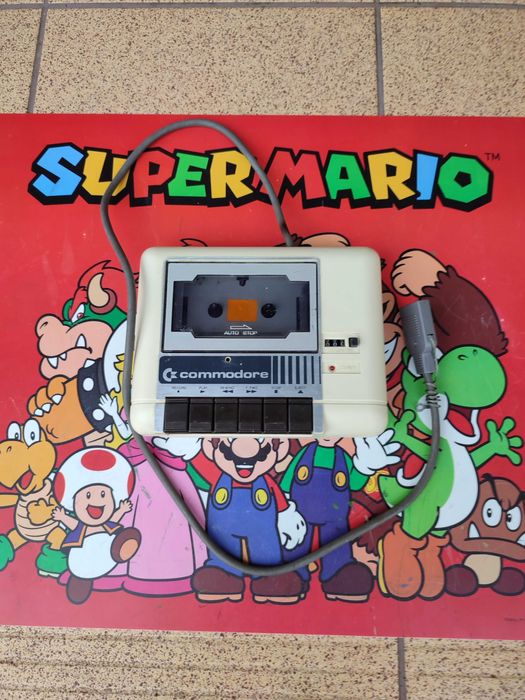 Commodore C64 cały zestaw z grami, pad, tapecart, sprawny, stan bdb.