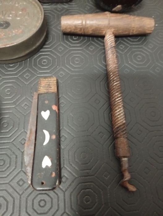 Latas e frascos antigos