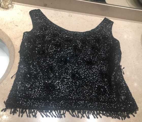 Lindíssimo top preto de lantejoulas e miçangas da mesma cor