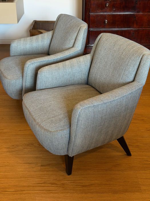 Poltronas azuis com pés de madeira
