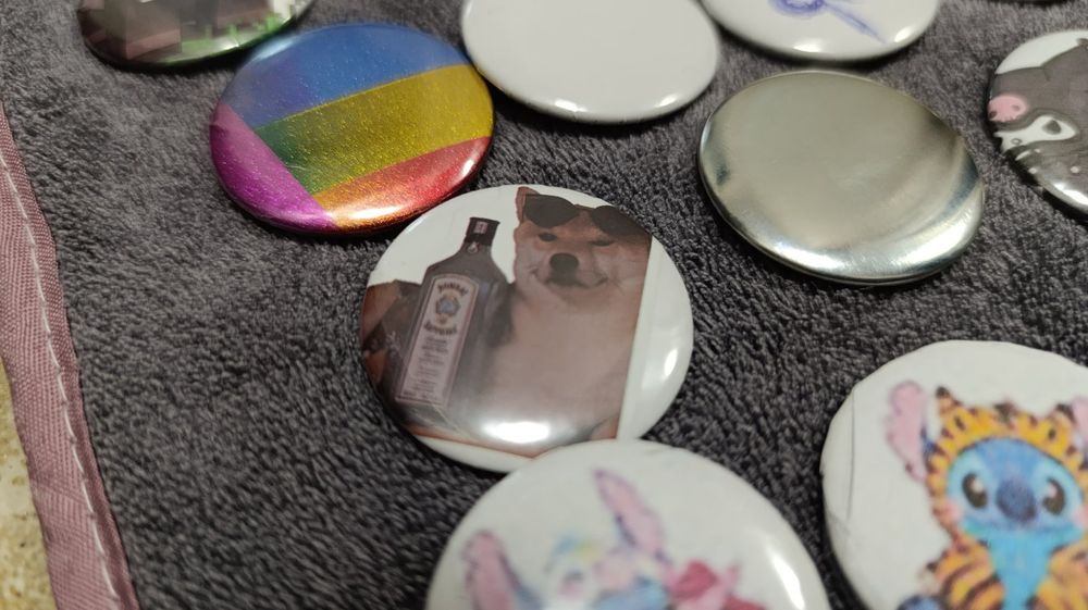 Делаем значки под заказ.