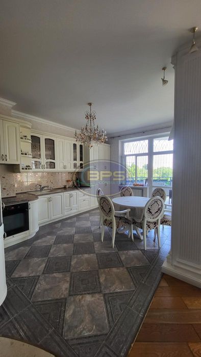 Квартира 3-кімнатна біля Театру Музкомедії