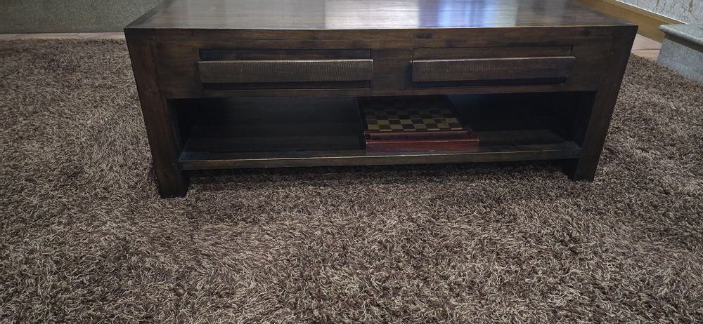 Mesa de sala de estar em madeira maciça