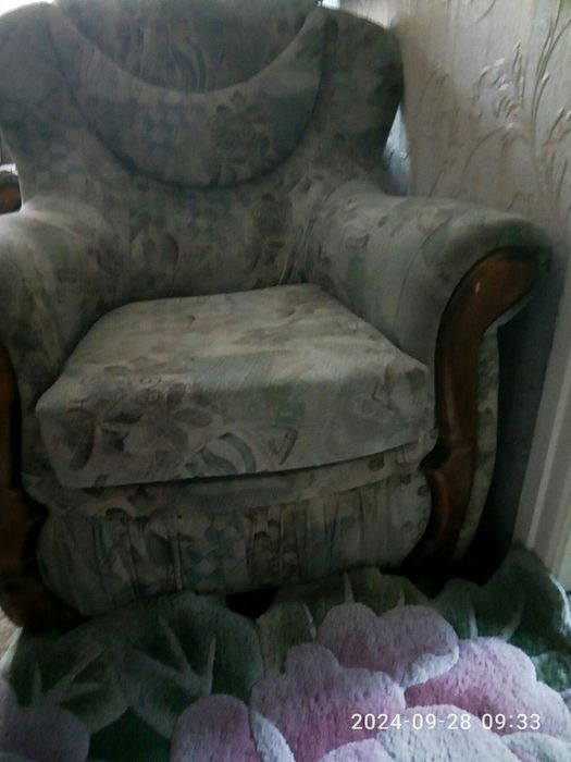 Добротное велюровые кресло за 900 грн.