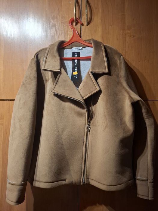 Stylowa kurtka Ramoneska.rozm.44/46.
Rozm.44/46
Rozm.44/46
Miekka, jak