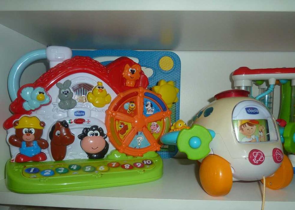 Andador chicco, cavalo de baloiço em madeira e outros