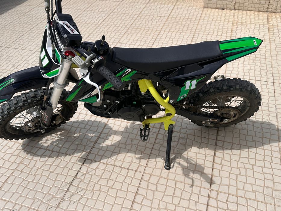 Mota de Cross em bom estado de uso usada muito poucas vezes