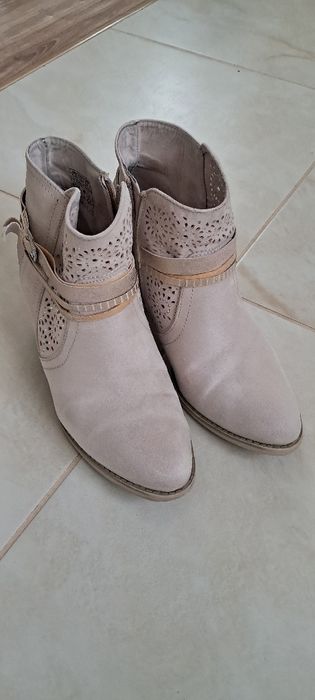 Botki beżowe z zamszowe roz.40/25cm. wkładka