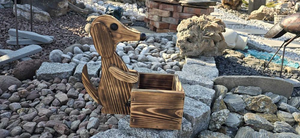 Drewniana Donica Piesek  – Ręcznie robiona ozdoba ogrodowa | HIT