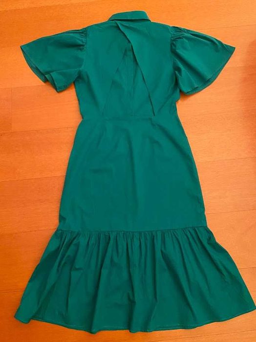 Vestido midi, decote costas. Tamanho M. Novo
