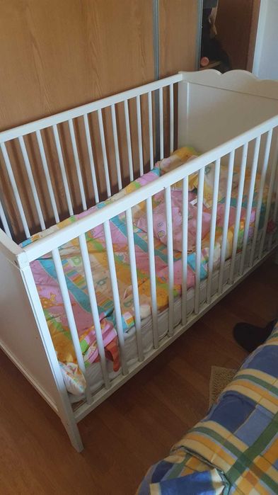 Berço em madeira com oferta do colchão