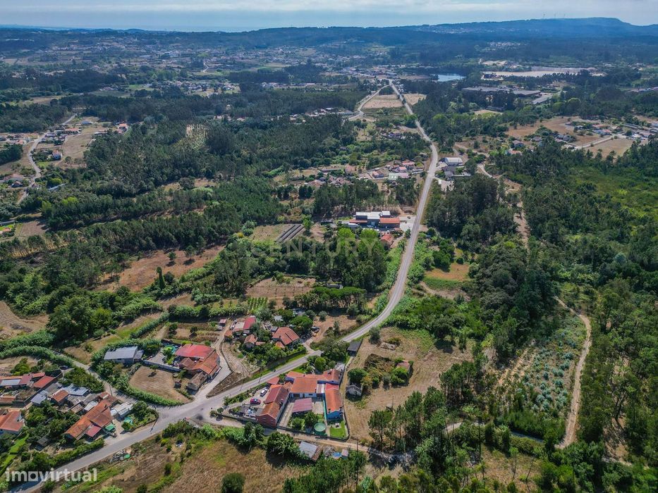 Propriedade com duas casas para reabilitar, terreno e poço na Costeira