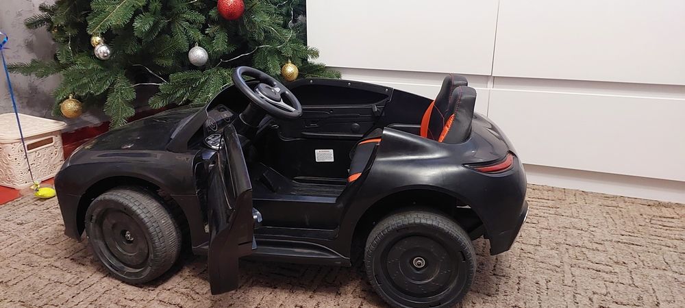 Дитячий електромобіль